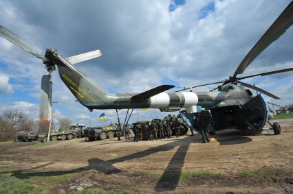 Ситуация в Изюме. На снимке: вооруженные украинские военные у въезда в город Изюм.