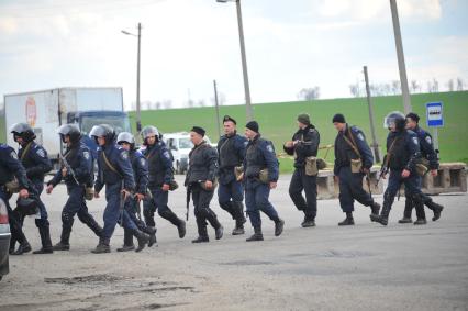 Ситуация в Изюме. На снимке: вооруженные украинские военные у въезда в город Изюм.