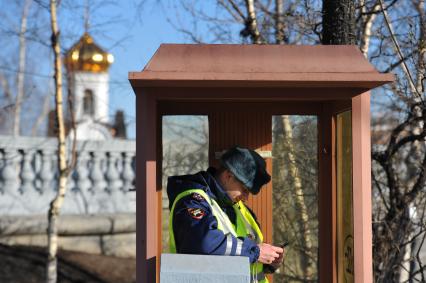 Сотрудник ДПС в будке.