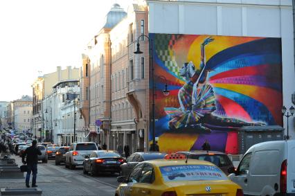 Улица Большая Дмитровка. На снимке: изображение балерины Майи Плисецкой на стене дома.