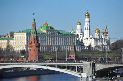 Виды Москвы. На снимке: вид на Большой Каменный мост, Водовзводную башню, Большой Кремлевский дворец и колокольню Ивана Великого.
