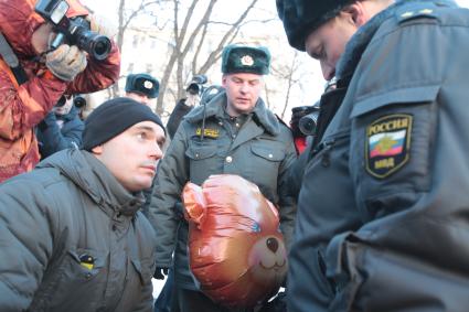 Несанкционированная акция у памятника Кириллу и Меофодию с запуском игрушечного надувного медвежонка, проведенная защитниками Химкинского леса по поводу слова президента Медведева, взятого им назад о трассе через Химкинский лес.