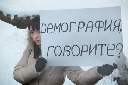 Митинг беременных женщин у Министерства здравоохранения и социального развития РФ против нового порядка выплаты пособий в декретном отпуске. На снимке: женщина держит плакат `Демография, говорите?`.