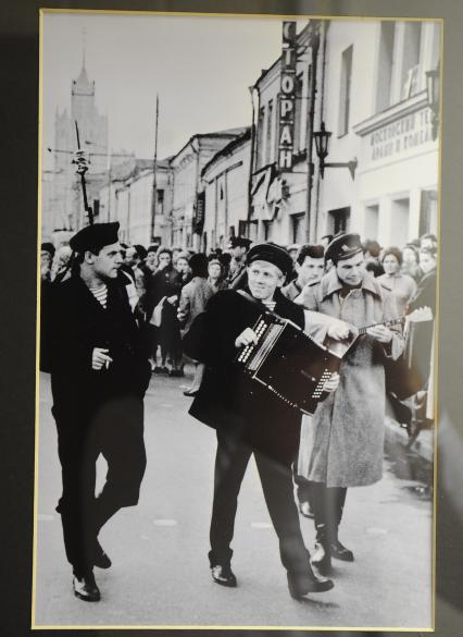 Театр на Таганке. На снимке: фотография актера Валерия Золотухина (в центре).