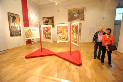 Выставка `Миф о любимом вожде`, посвященная В.И.Ленину и И.О.Сталину в Историческом музее.