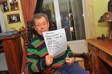 Николай Караченцов в своем кабинете дома накануне 70- летнего юбилея написал послание читателям `Комсомольской правды`.