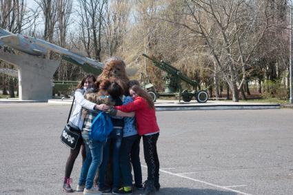 Мужчина в костюме персонажа `Звездных воин` Чуи.