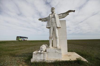 Памятник калмыцкому пастуху на границе Ставропольского края и республики Калмыкия