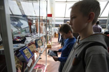 Дети рассматривают экспонаты музея в главном здании Сити-Чесс
