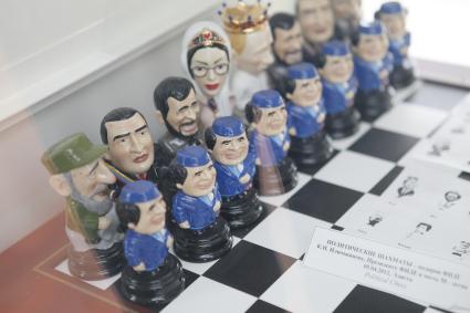 Шахматные фигуры на доске в музее Сити-Чесс