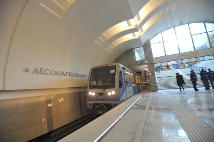 Открытие новой станции метро `Лесопарковая`. На снимке: прибытие поезда.