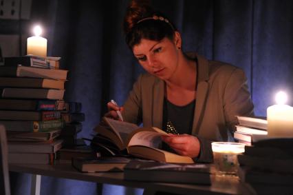 Ежегодная общероссийская акция `Библионочь - 2014`. На снимке: девушка с книгой.