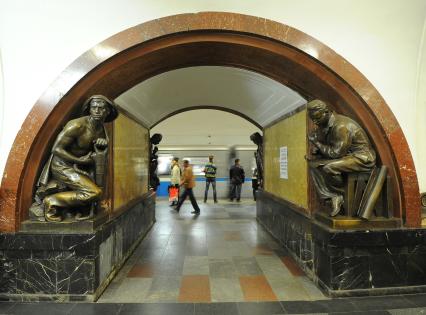 Станция метро `Площадь Революции`. На снимке: пассажиры.