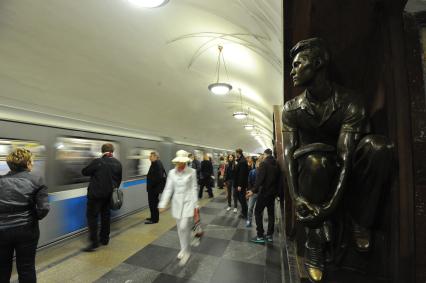Станция метро `Площадь Революции`.  На снимке: пассажиры.