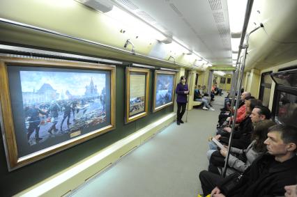 В московском метро пустили поезд `Акварель` с новой экспозицией к 9 Мая `Летописцы ратной славы`. На снимке: пассажиры.
