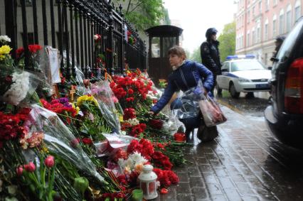 Акция памяти по погибшим в результате военных столкновений на Украине. Возложение цветов к зданию посольства Украины в Москве.