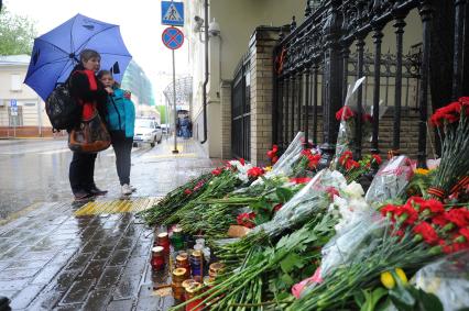 Акция памяти по погибшим в результате военных столкновений на Украине. Возложение цветов к зданию посольства Украины в Москве.