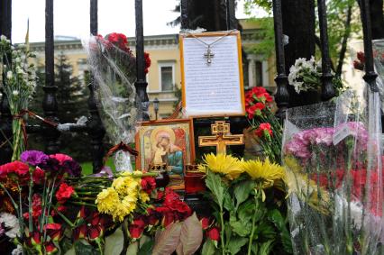 Акция памяти по погибшим в результате военных столкновений на Украине. Возложение цветов к зданию посольства Украины в Москве.