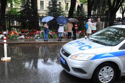 Акция памяти по погибшим в результате военных столкновений на Украине. Возложение цветов к зданию посольства Украины в Москве.