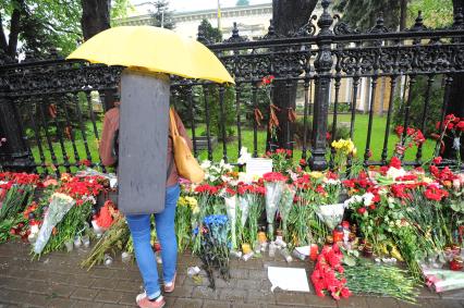 Акция памяти по погибшим в результате военных столкновений на Украине. Возложение цветов к зданию посольства Украины в Москве.