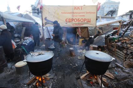 Беспорядки в Киеве. Баррикады активистов Евромайдана на площади Независимости (Незалежности). На снимке: надпись на плакате `Евроборщ`.