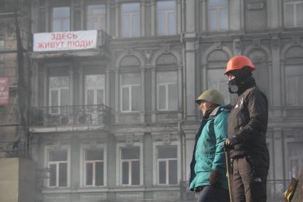 Беспорядки в Киеве. На снимке: плакат на фасаде здания `Здесь живут люди`.