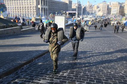 Беспорядки в Киеве. Евромайдан. Сторонники евроинтеграции Украины на баррикадах на улице Грушевского.