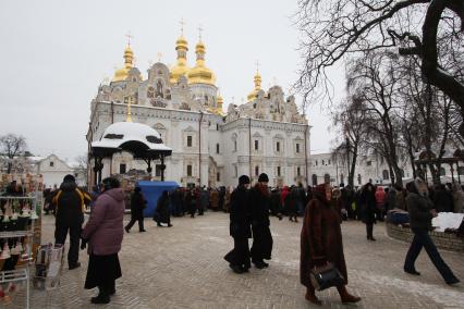 Беспорядки в Киеве. На снимке: очередь поломников к Дарам Волхвов в Успенский собор Киево-Печерской лавры.