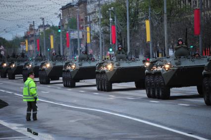 Парадные расчеты движутся по Ленинградскому проспекту на репетицию Парада Победы 09 мая на Красной площади. На снимке: бронетранспортеры БТР-82А.