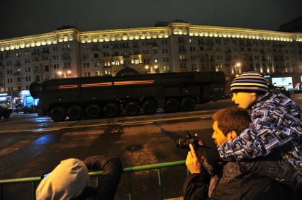 Парадные расчеты движутся по Тверской улице на репетицию Парада Победы 09 мая на Красной площади. На снимке: ракетный комплекс `Тополь-М`.