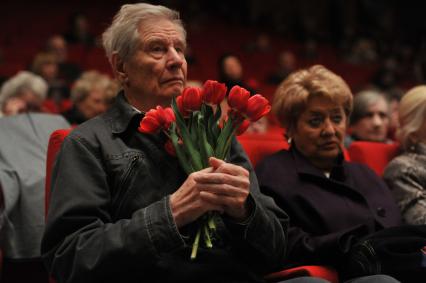 Прощание с актрисой Татьяной Самойловой в Доме Кино. На снимке: актер Геннадий Юхтин.