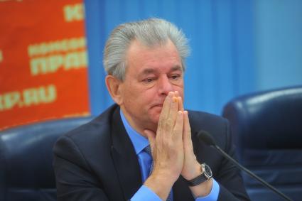 Пресс-центр ИД `Комсомольская правда`. Пресс-конференция на тему: `Повышение платы за проживание в студенческих общежитиях. Пути решения проблемы`. На снимке: первый заместитель руководителя фракции партии `Единая Россия` Булаев Николай.