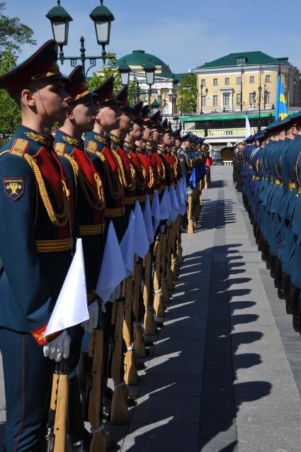 Подготовка к военному параду на Красной площади, посвященному 69-й годовщине Победы в Великой Отечественной войне. На снимке: военнослужащие Преображенского полка перед началом парада.