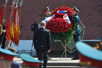 Церемония возложения венков к Могиле Неивестного солдата, в память о погибших в Великой Отечественной войне. На снимке: президент РФ Владимир Путин перед фотографированием у Кремлевской стены.