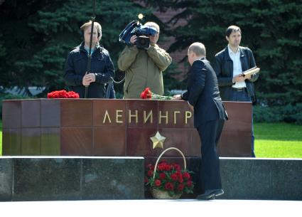 Церемония возложения венков к Могиле Неивестного солдата, в память о погибших в Великой Отечественной войне. На снимке: президент РФ Владимир Путин во время возложения цветок к мемориалу городам-героям.