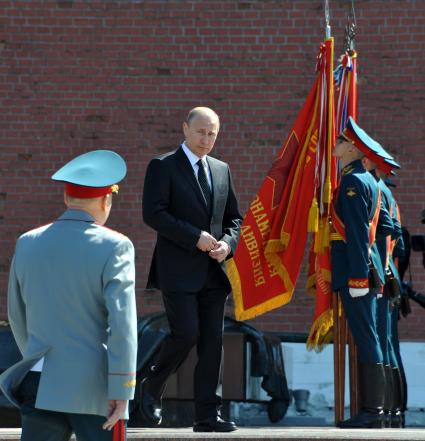 Церемония возложения венков к Могиле Неивестного солдата, в память о погибших в Великой Отечественной войне. На снимке: президент РФ Владимир Путин перед фотографированием у Кремлевской стены.