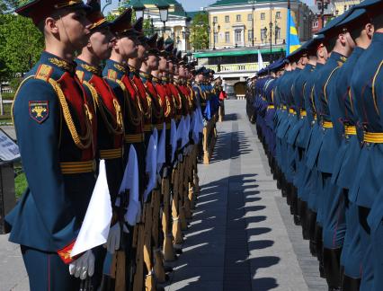 Подготовка к военному параду на Красной площади, посвященному 69-й годовщине Победы в Великой Отечественной войне. На снимке: военнослужащие Преображенского полка перед началом парада.