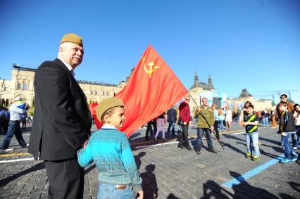 День Победы. Праздничные мероприятия, посвященные 69-й годовщине Победы в Великой Отечественной войне. На снимке: ветеран с внуком на Красной площади.