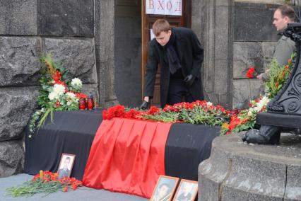 Люди приносят цветы к месту теракта в здании железнодорожного вокзала в Волгограде.