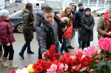 Люди приносят цветы к месту теракта в Волгограде, где террористами был взорван троллейбус.