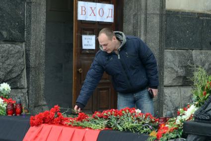 Люди приносят цветы к месту теракта в здании железнодорожного вокзала в Волгограде.