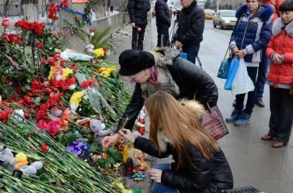 Люди приносят цветы к месту теракта в Волгограде, где террористами был взорван троллейбус.