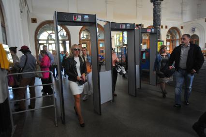На станции `Добрынинская` московского метро установили рамки металлоискателя. На снимке: девушка проходит через рамку металлоискателя.