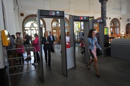 На станции `Добрынинская` московского метро установили рамки металлоискателя. На снимке: пассажиры проходят через рамки металлоискателя