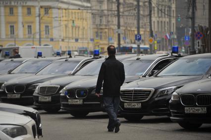 Служебные автомобили с проблесковым маячком.