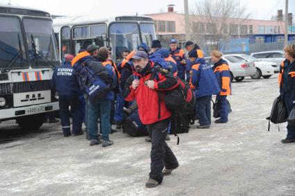 Аэродром Раменское. На снимке: российские спасатели перед вылетом в Себу для оказания помощи Филиппинам, пострадавшим в результате тайфуна `Хайян` (Йоланда).