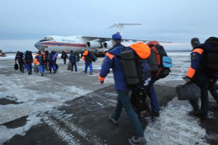 Аэродром Раменское. На снимке: российские спасатели перед вылетом в Себу для оказания помощи Филиппинам, пострадавшим в результате тайфуна `Хайян` (Йоланда). Самолета МЧС России Ил-76ТД.