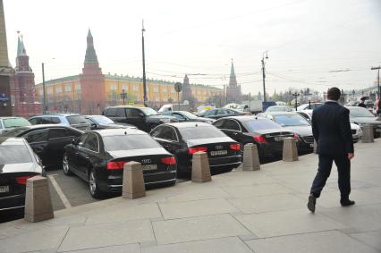 Служебные автомобили на парковке у здания Государственной думы.