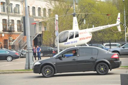 Вертолет Robinzon на парковке центра международной торговли на Краснопресненской набережной.