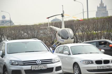 Вертолет Robinzon на парковке центра международной торговли на Краснопресненской набережной.